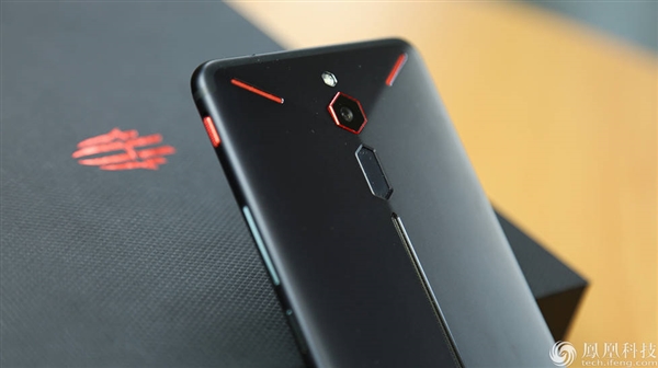 努比亚红魔游戏手机图赏：背后1680万色“跑马灯”感受下