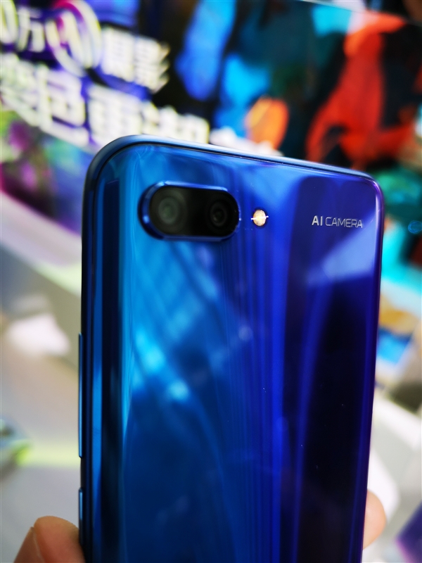 首创变色极光镀膜+小萌脸!荣耀10现场图赏