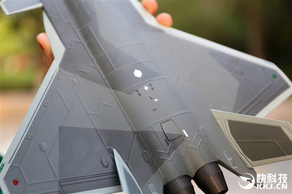 魅蓝E3歼-20典藏版开箱图赏：航模超霸气