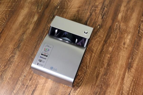 3.5小时续航！LG PH450超短焦投影仪体验评测：背包里的80英寸巨幕