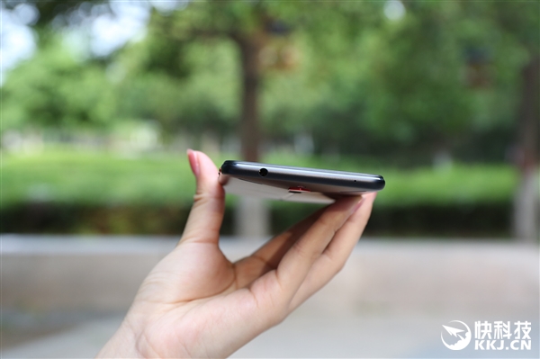 努比亚红魔游戏手机开箱图赏：四种RGB灯效