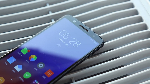 Moto青柚1s图赏：3D曲面玻璃高颜值