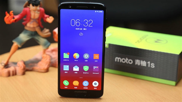 Moto青柚1s图赏：3D曲面玻璃高颜值
