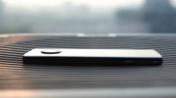 Moto青柚1s图赏：3D曲面玻璃高颜值