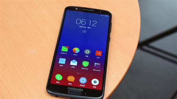 Moto青柚1s图赏：3D曲面玻璃高颜值