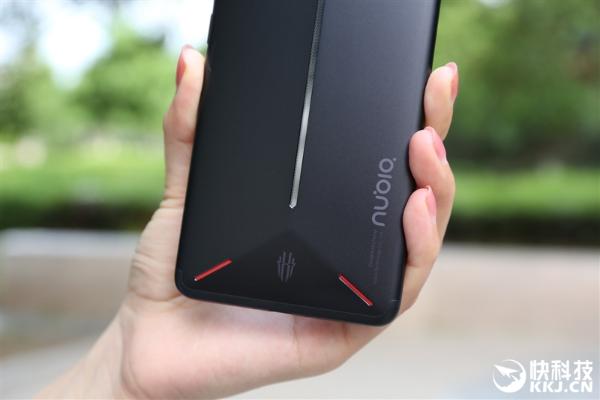骁龙835+8GB!红魔游戏手机评测:能打电话的游戏机