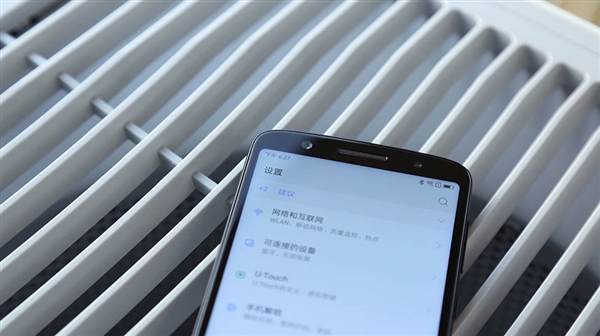 Moto青柚1s图赏：3D曲面玻璃高颜值