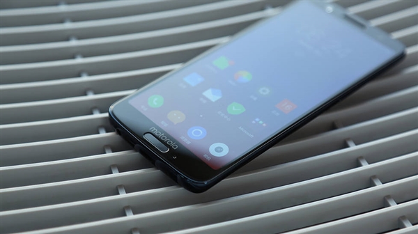 Moto青柚1s图赏：3D曲面玻璃高颜值