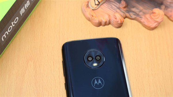 Moto青柚1s图赏：3D曲面玻璃高颜值