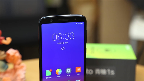 Moto青柚1s图赏：3D曲面玻璃高颜值