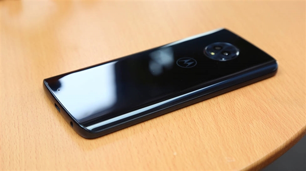 Moto青柚1s图赏：3D曲面玻璃高颜值