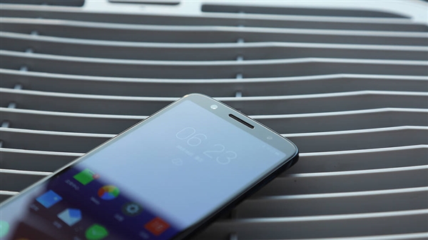 Moto青柚1s图赏：3D曲面玻璃高颜值