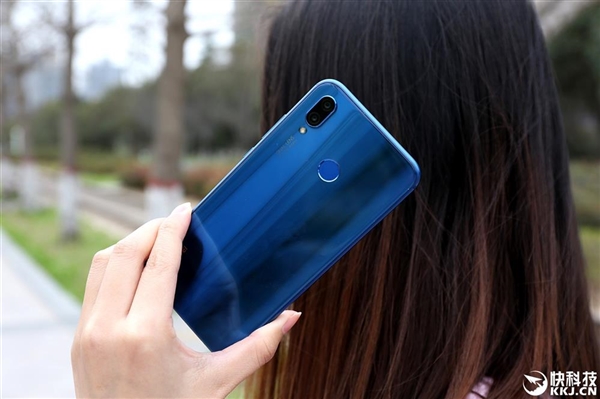 1999元！华为nova 3e铂光金首发开卖：拍照颜值满分