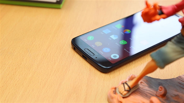 Moto青柚1s图赏：3D曲面玻璃高颜值