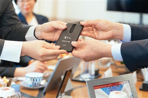 不愧名人收割机！克林顿拿华为万元旗舰跟高晓松玩自拍