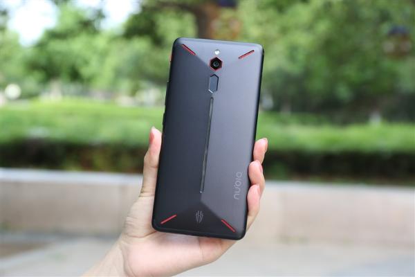 骁龙835+8GB!红魔游戏手机评测:能打电话的游戏机