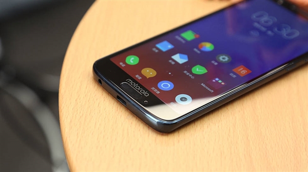 Moto青柚1s图赏：3D曲面玻璃高颜值