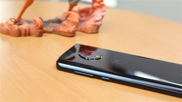 Moto青柚1s图赏：3D曲面玻璃高颜值