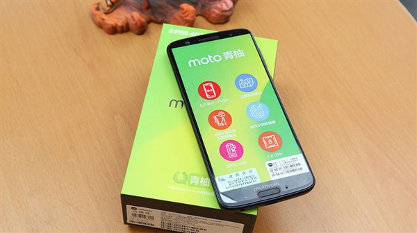 Moto青柚1s图赏：3D曲面玻璃高颜值