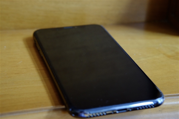 iPhone X贴膜多此一举？屏幕耐划性对比iPhone 7提升不少