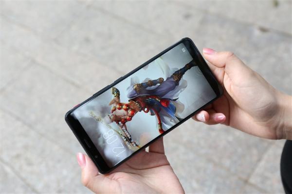 骁龙835+8GB!红魔游戏手机评测:能打电话的游戏机