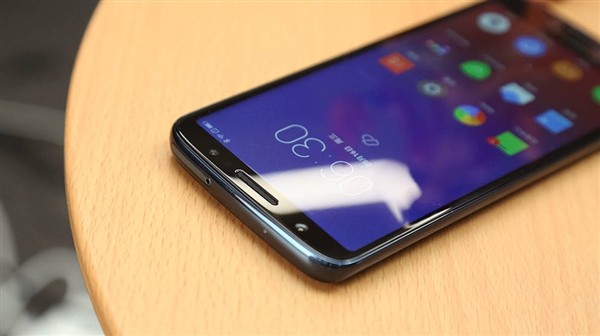 Moto青柚1s图赏：3D曲面玻璃高颜值