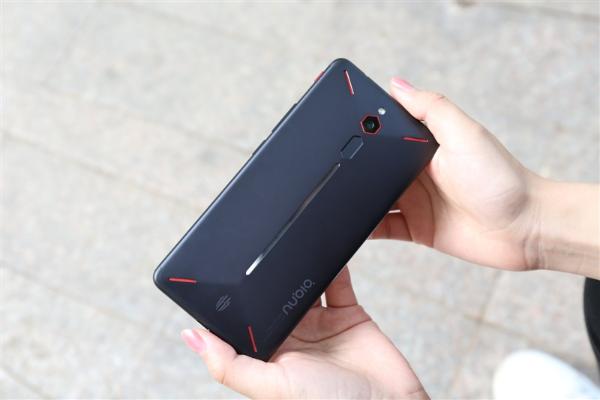 骁龙835+8GB!红魔游戏手机评测:能打电话的游戏机