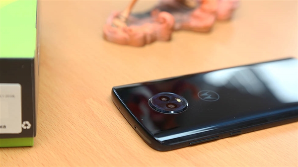 Moto青柚1s图赏：3D曲面玻璃高颜值