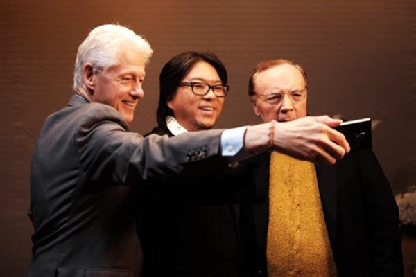 不愧名人收割机！克林顿拿华为万元旗舰跟高晓松玩自拍