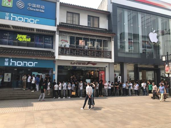 荣耀618线下店购机火爆 排队人群竟堵到了苹果店门口
