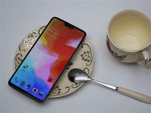 一加6月牙白图赏:温润如玉 颜值出众