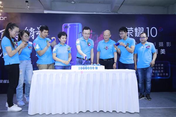 荣耀618线下店购机火爆 排队人群竟堵到了苹果店门口