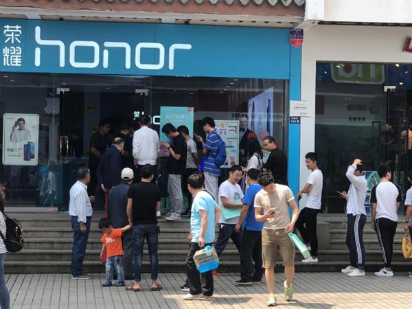 荣耀618线下店购机火爆 排队人群竟堵到了苹果店门口