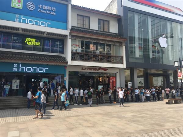 荣耀618线下店购机火爆 排队人群竟堵到了苹果店门口