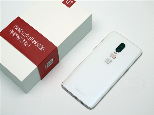 一加6月牙白图赏:温润如玉 颜值出众