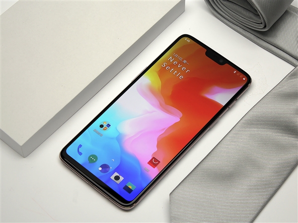一加6月牙白图赏:温润如玉 颜值出众