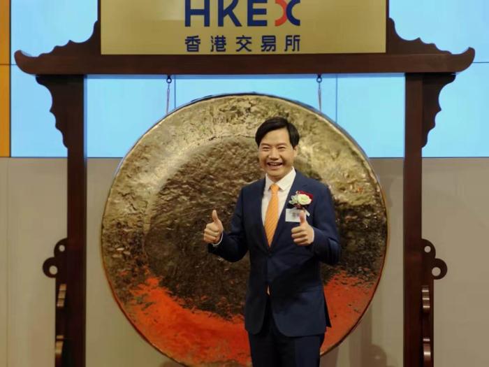 小米今日正式在香港敲钟上市，跌破17港元发行价