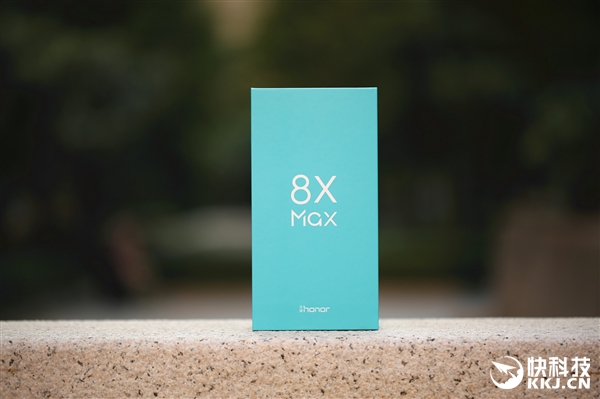 荣耀8X Max开箱图赏：7.12寸屏也能单手握持
