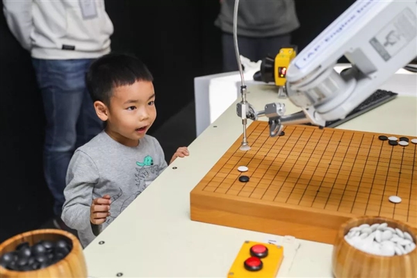 麒麟980助力  华为Mate 20打造AI围棋机械臂：有望与世界冠军对弈