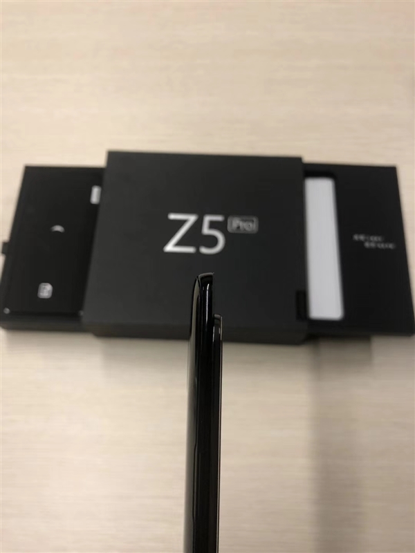联想新旗舰Z5 Pro真机提前曝光：超窄边惊艳 搭载ZUI 10系统