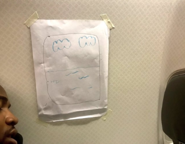 哭笑不得 乘客飞机上要换靠窗座 空乘直接画了个“窗户”