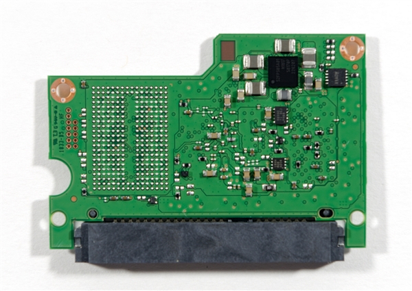 三星860 QVO开盖：预留一半空位 可轻松8TB