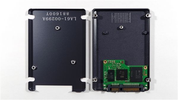 三星860 QVO开盖：预留一半空位 可轻松8TB