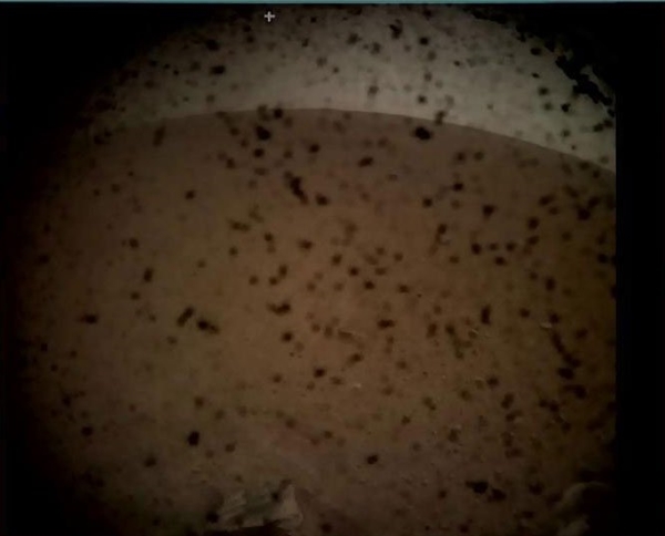 洞察号火星探测器带来第一张火星照片：火星天际线