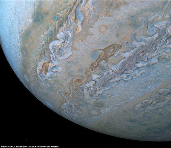 木星表面出现海豚状云层：画面诡异