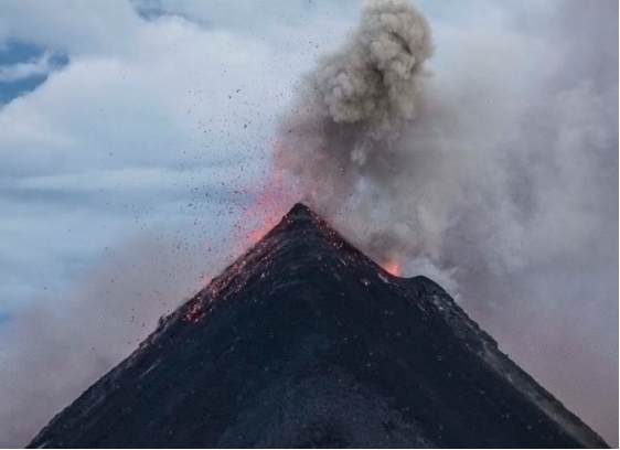 日本新岳火山时隔3年再次喷发：火山灰高达2000米 直扑云层