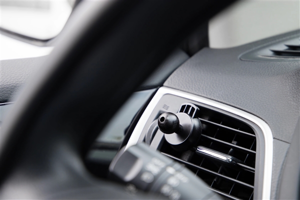 79元支持无线快充:70迈车载无线充电手机支架