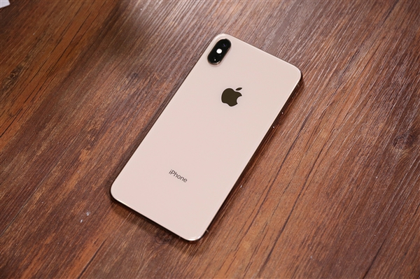 外媒：苹果iPhone中国受挫因太贵 白领一个月工资买不起