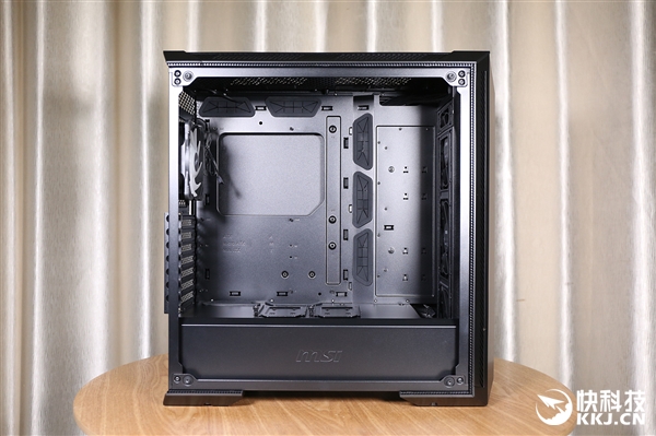 微星MPG氪金枪100电竞机箱图赏：4mm钢化玻璃侧透