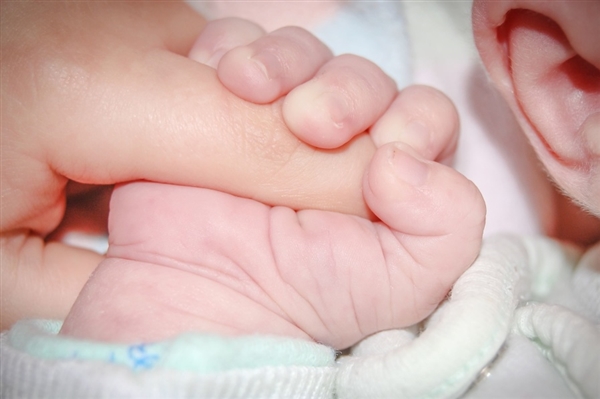 中国首个移植子宫内孕育宝宝出生：还准备要二胎